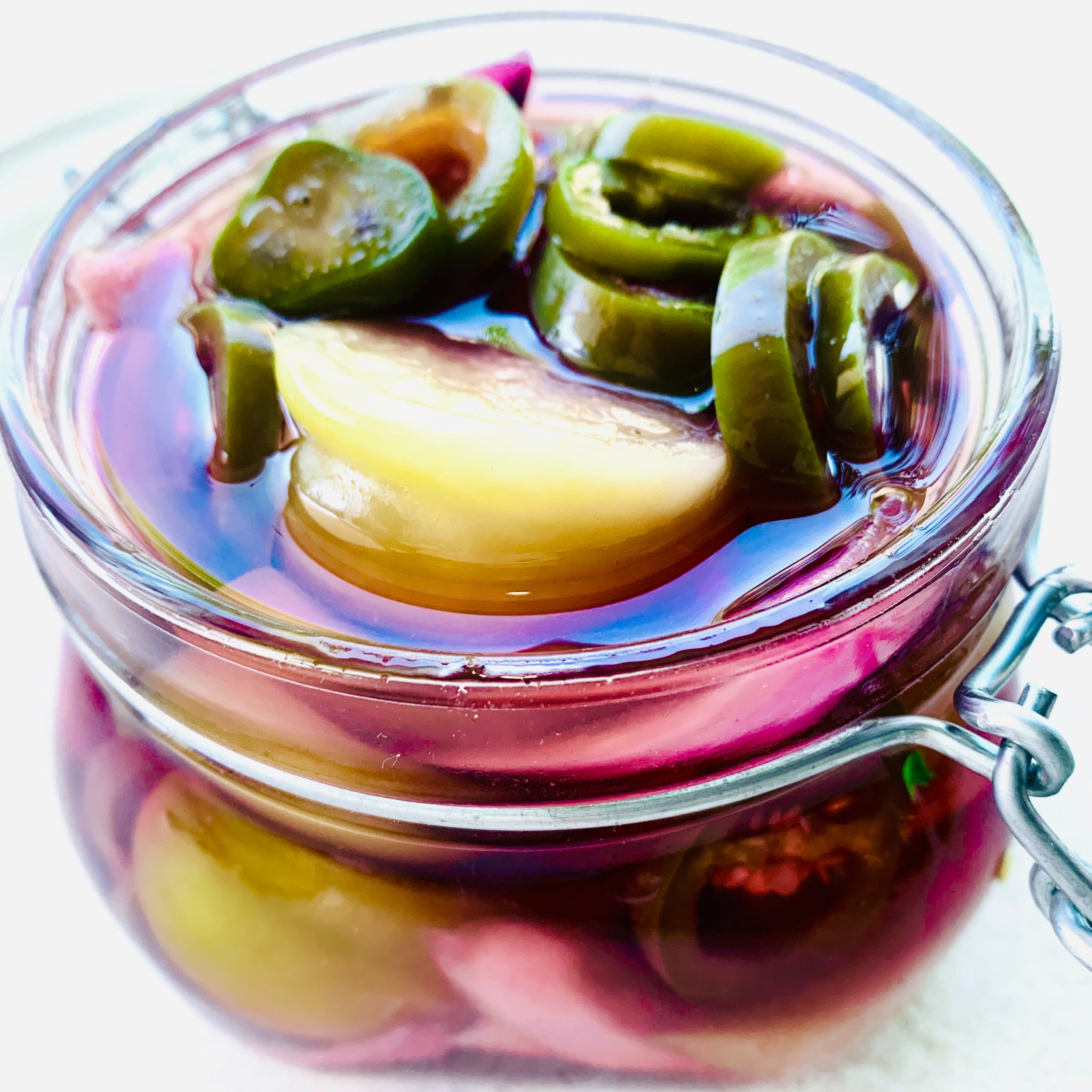 Syltede jalapenjos, rødløk og tomatillos på Norgesglass