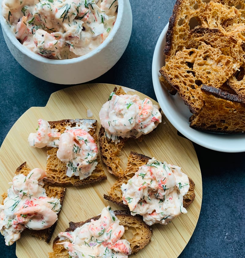 Aperitiv; crostinis med skagensalat og asiatisk laksetartar